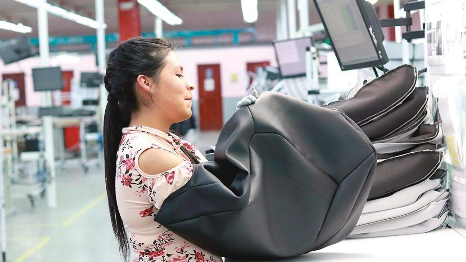 Mujer revisando vestidura de auto